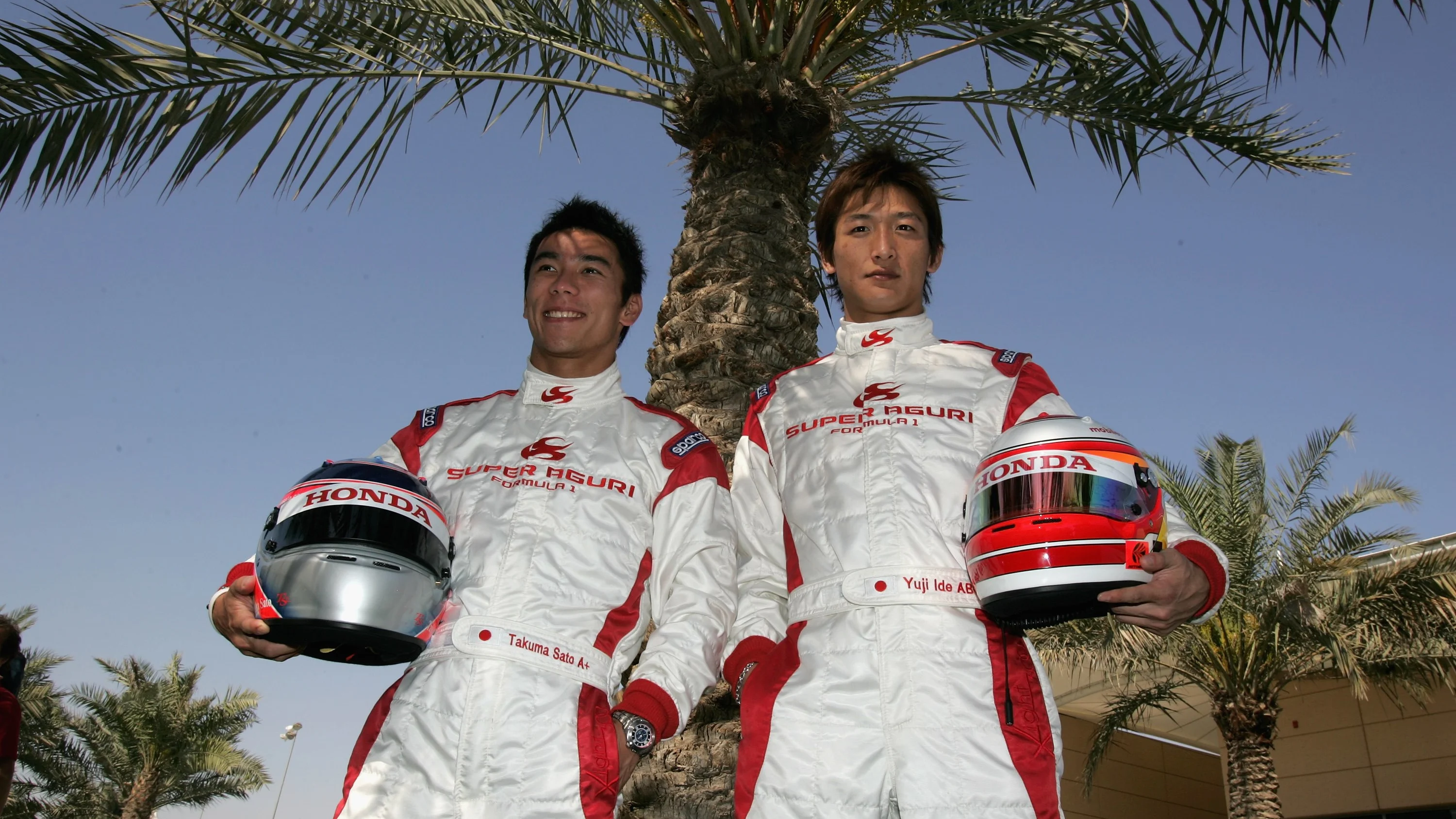 Sakhir, Bahrein - 09 de marzo: Takuma Sato y Yugi Ide de Japón y Super Aguri F1 pose para